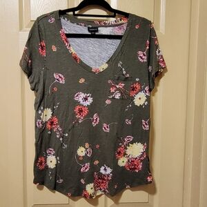 Torrid Olive Green Floral Short Sleeve Graphic Tee - Size 0 Excellent Condition
